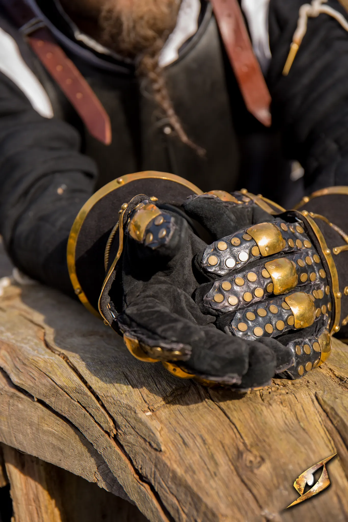 Hourglass Gauntlets - Image 12